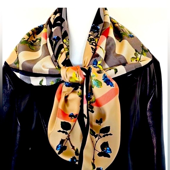 Burberrys Floral Plaid Scarf Limited Edition
Floral Print SILK - Picture 6 of 6
